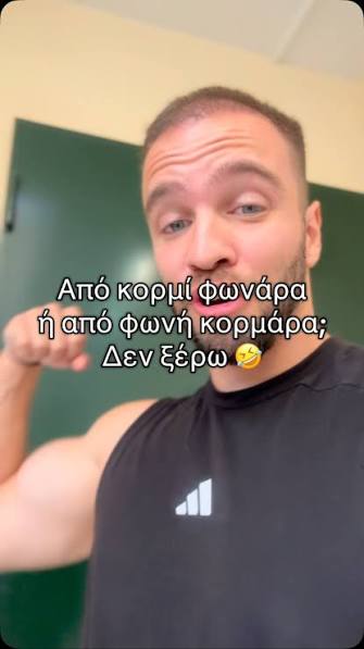 Ο Giannis Zachos σε στιγμή από δημιουργία περιεχομένου